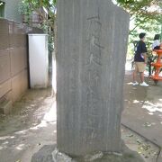 乃木大将生誕の地の碑は、毛利庭園に立てられていましたが、六本木ヒルズ開発により移設されました。