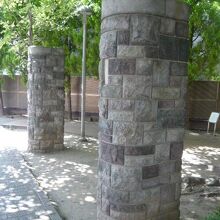 乃木大将生誕の地の石碑の前の石の門柱です。由緒ありそうな門柱