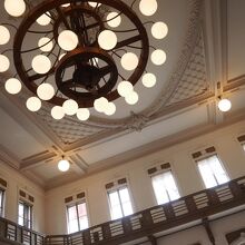 天井からぶらさがるシャンデリア。