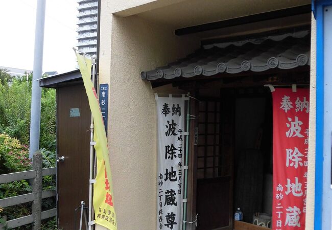 貨物専用鉄道の踏切が目印