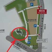 見晴らし台に麻布台懐古碑があります。工事の柵でいけません。