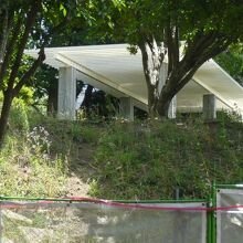 工事の柵越しに見晴らし台の頂上の一部が見えます。一部だけです