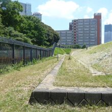 ヘリポートの柵の西側が見晴らし台です。(写真の左側です。)