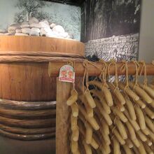 練馬大根と漬物樽の展示