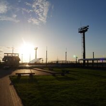 夕暮れどきのウッドデッキ。