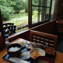 「丸沼亭」であったイワナの塩焼き定食（1050円）の様子。