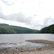 夏でも涼しい丸沼のほとり。とっても気持ちいいです！