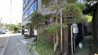 ビルの前に説明板がありました