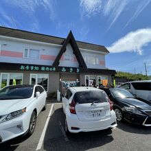 駐車場も一杯だったが漁港の空き地に止められます