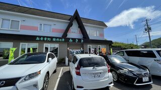 行列はすごいが回転はよい。おいしいうに丼が食べられる