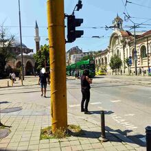 マリアルイザ通り、左：モスク、右：中央市場