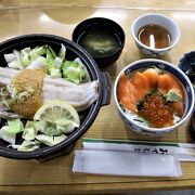 ウニ丼が名物ですが私はウニが苦手なので鮭親子丼＋ホッケのちゃんちゃん焼きを注文しました。