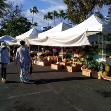 改めて翌日訪れたら出店されてて一安心　早速、果物のお店へ