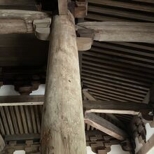 古い木材も利用しながら修復されている様子。