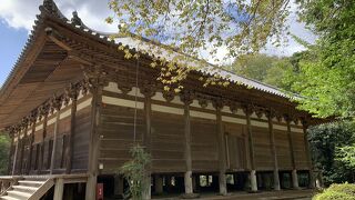 室町時代の密教仏堂である本堂は和洋と禅宗の折衷様式で国宝です。