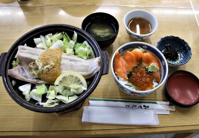 ウニ丼が名物ですが私はウニが苦手なので鮭親子丼＋ホッケのちゃんちゃん焼きを注文しました。