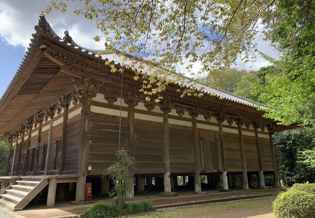 室町時代の密教仏堂である本堂は和洋と禅宗の折衷様式で国宝です。