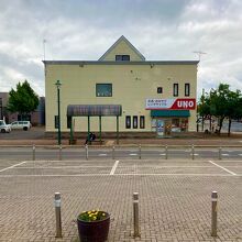 駅前のコンビニ