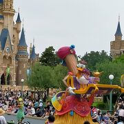 ディズニーランドのお昼のパレード