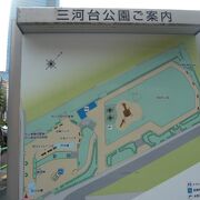 三河台公園は、六本木通りの市三坂に面している公園です。高台と平地部分の階段状の公園です。