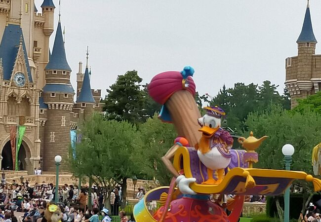 ディズニーランドのお昼のパレード