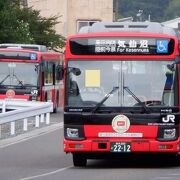 かつてのＪＲ大船渡線の線路を道路にして走っているバスでした。