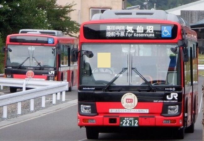 かつてのＪＲ大船渡線の線路を道路にして走っているバスでした。