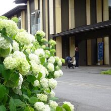 公園入口、建物が目を引く