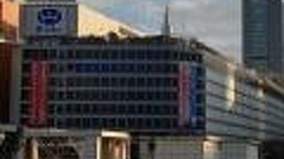 新宿駅直結の二大デパートの一つ