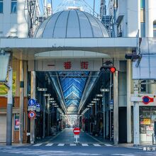 一番街 は橘通から伸びるアーケード商店街