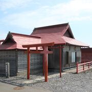 紅い社殿の神社です。観ると災いが起こるのでみない（見内）神社だそうです。