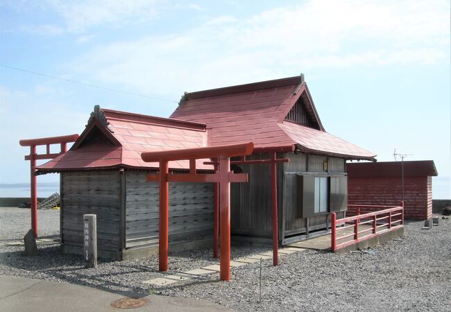 紅い社殿の神社です。観ると災いが起こるのでみない（見内）神社だそうです。