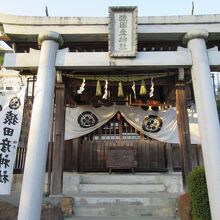 斜面に建ってます