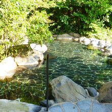 無料利用出来る、渓流沿いの「椎葉山荘」の「しいばの湯」。