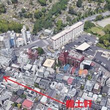 北側に青山霊園と青山公園の緑の樹が見えます。六本木通りの北側