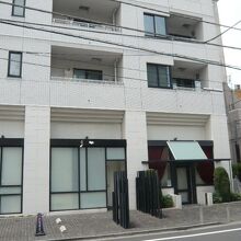 現在の竜土軒の入口です。白色の高層ビルの１階に入っています。