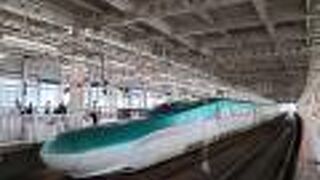 混雑時の自由席狙いでは、座席数の少ない先頭車を避ける