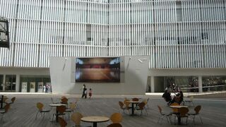 六本木ヒルズアリーナは、六本木ヒルズとテレビ朝日の建物との間にある興行用施設です。