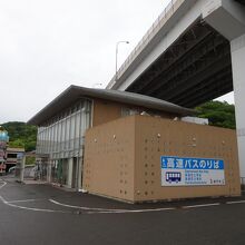 鳴門市観光センター。ここと高速上のバス停を結びます。