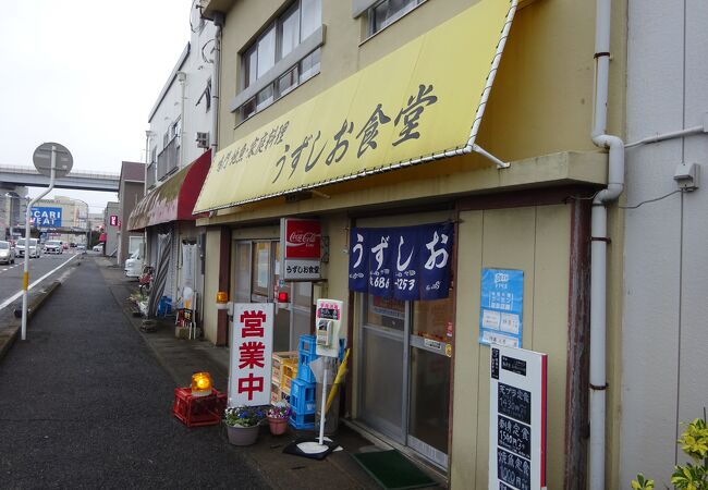 小鳴門橋と高速鳴門バス停のすぐ近く、家族経営の大衆食堂