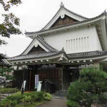 城郭風の管理棟