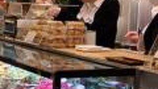 色とりどりの野菜惣菜や揚げ物