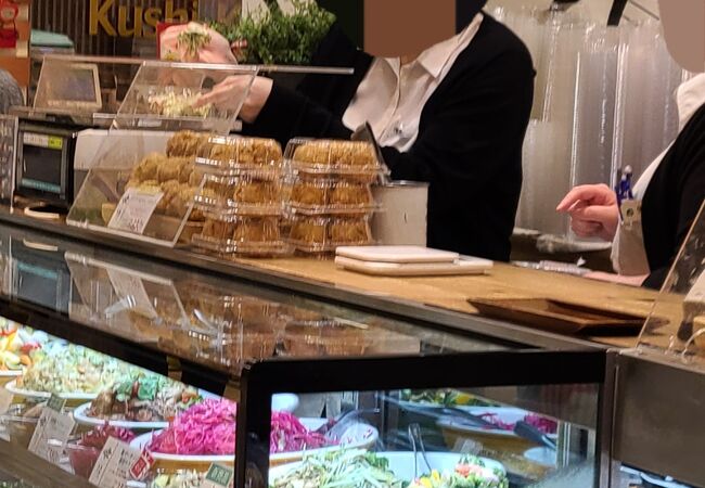 色とりどりの野菜惣菜や揚げ物