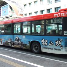 松山城のラッピングバスもいました
