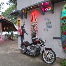 カラフルな壁画がある宿泊棟を回り込むと…、