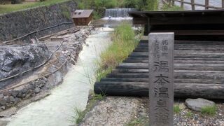 鹿の湯の近くに小さな温泉街がある・・