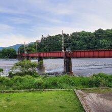 建物裏で大井川鉄道の橋梁があります。