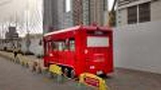 真っ赤なきれいな小さめの車体がとても可愛