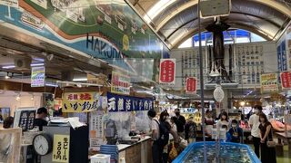 函館朝市で朝食ついでにぶらり！カニにイカにそしてメロンまで