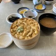 これが本物の生ウニの味！積丹岬で名物の生ウニ丼をいただく